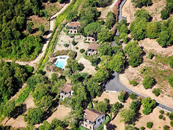 Location de vacances pour 10 personnes, avec Balcon et Terrasse ainsi que Jardin et Piscine à Pietroso