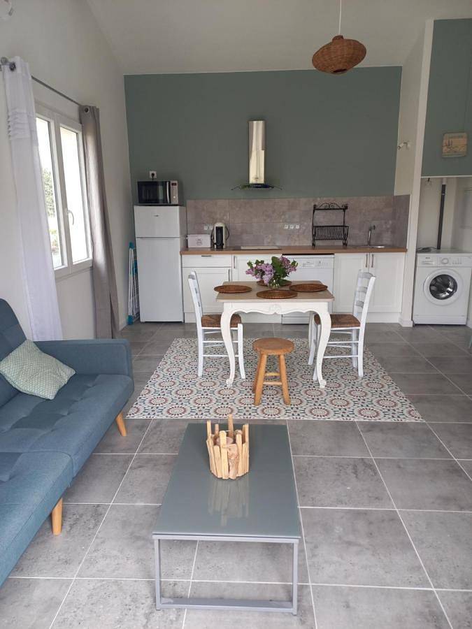 Gîte pour 2 personnes, avec vue ainsi que jardin et piscine, animaux acceptés à Aramon - 2