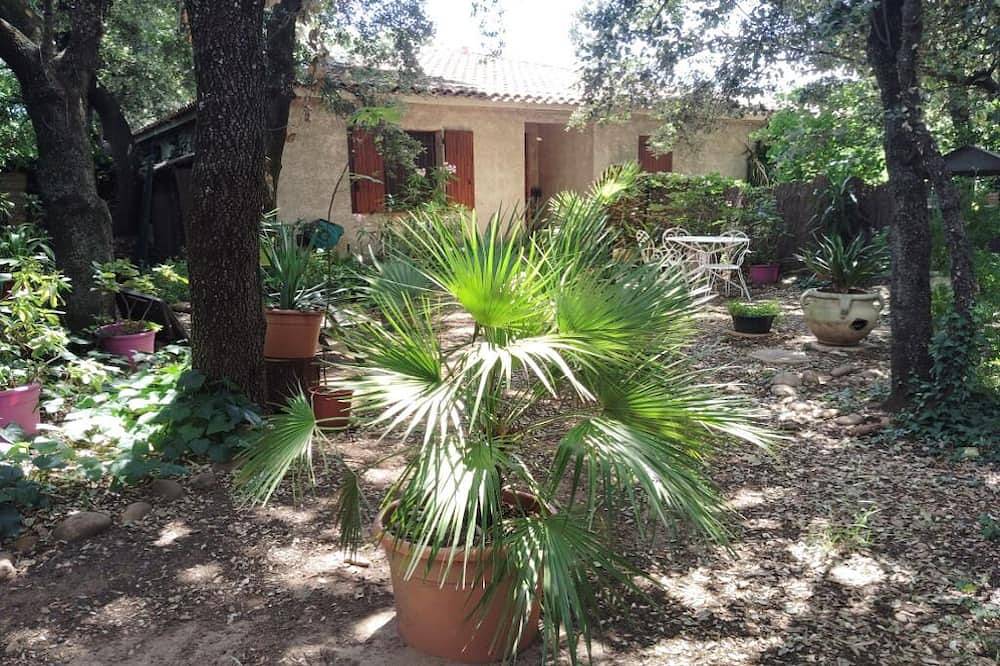 Entire apartment, Studio 15 min from Pont du Gard and Avignon—swimming and canoeing—1 hour from the sea and mountains in Rochefort-du-Gard, Nimes region