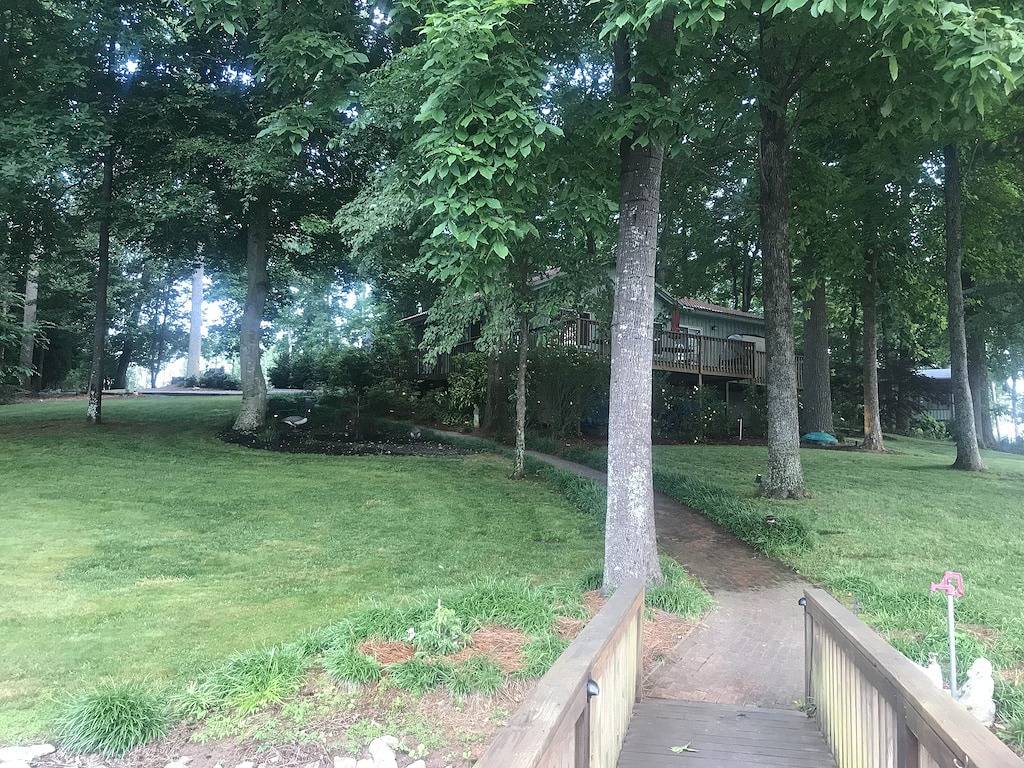 Lakefront Cottage mit großem Pier und 300 'von Waterfront. in Lake Norman