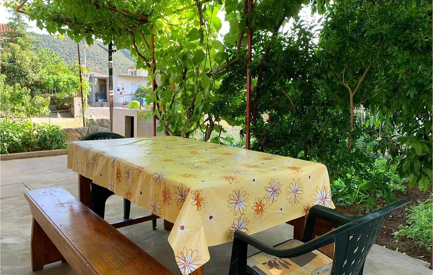 Ganze Ferienwohnung, Apartment am Meer mit Terrasse, Küche und Parkplatz – 700 m vom Camp Vala entfernt in Grebastica, Šibenik-Knin