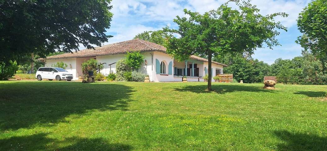 Location de vacances pour 6 personnes, avec Terrasse et Jardin ainsi que Piscine et Vue à Génébrières