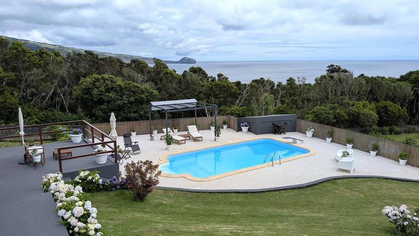 Location de vacances pour 6 personnes, avec Balcon et Terrasse ainsi que Jardin et Piscine dans Faial - 2