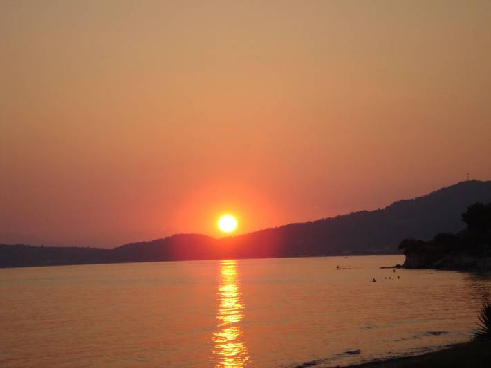 Aus dem Garten direkt an den Strand in Nea Skioni, Cassandra