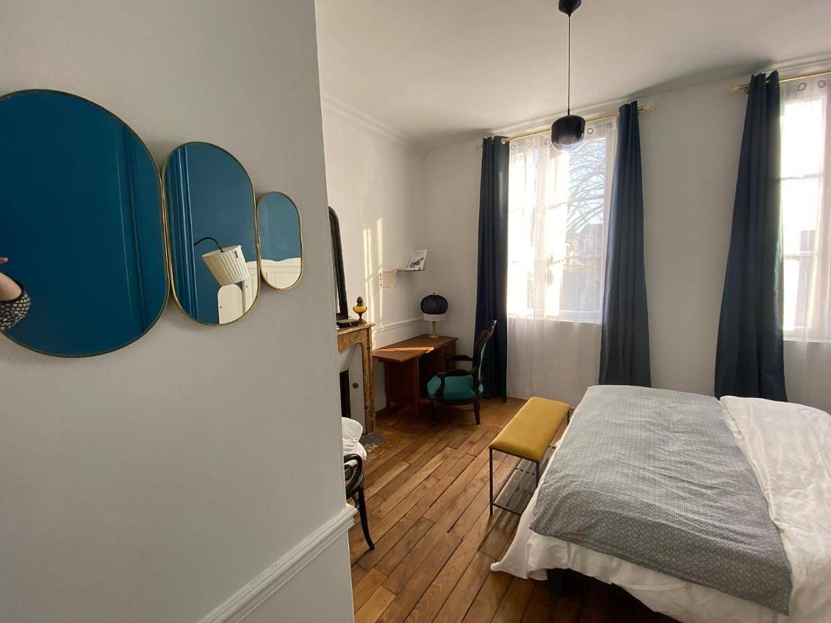 Queen Room with Shared Bathroom in Rennes, Région de Rennes