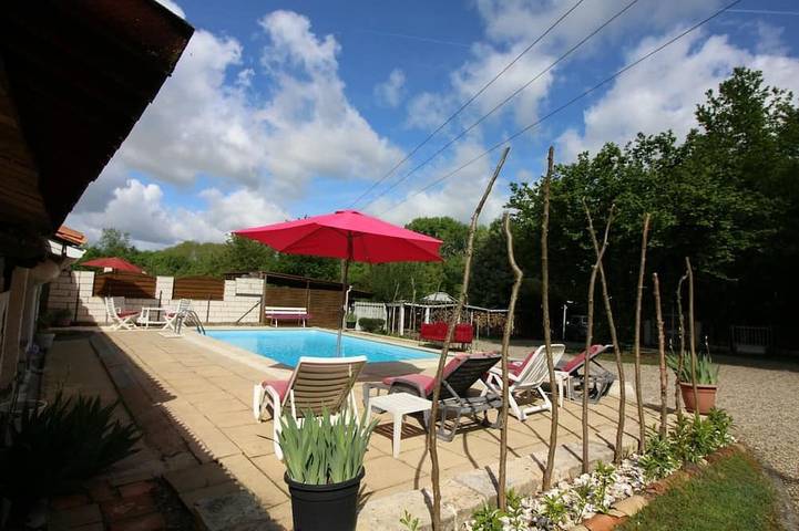 Location de vacances pour 6 personnes, avec piscine et jardin à Cézac