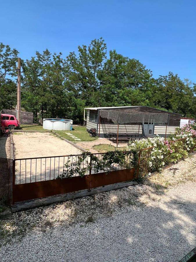 Camping pour 8 personnes, avec Terrasse ainsi que Jardin et Piscine