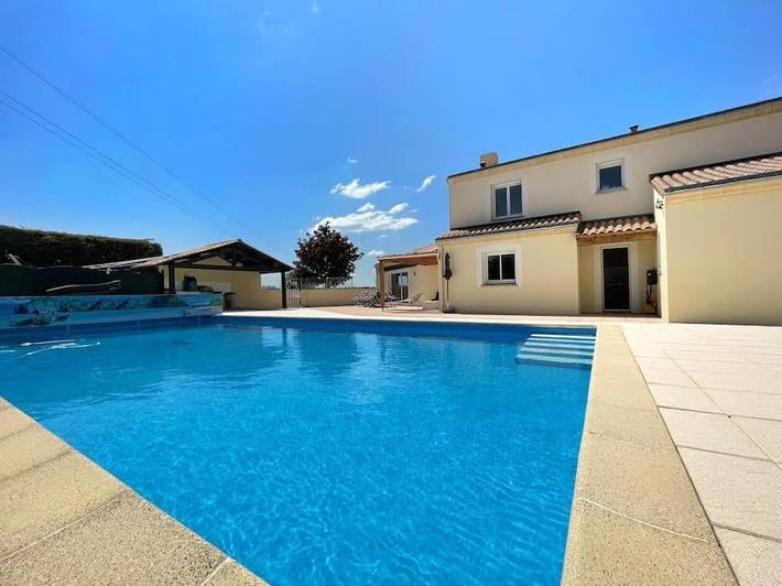 Villa pour 11 personnes, avec piscine ainsi que jardin et jacuzzi, adapté aux familles