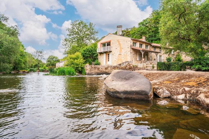 Location de vacances pour 6 personnes, avec Balcon ainsi que Terrasse et Jardin à Mortagne-sur-Sèvre