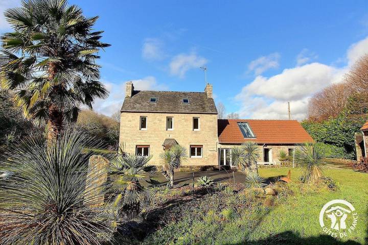 Gîte pour 6 personnes, avec Terrasse et Jardin à Ploubezre