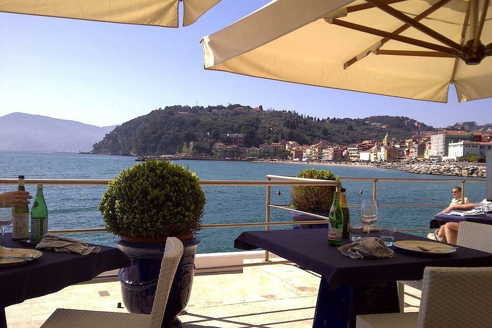 Entire apartment, Idyllic air-conditioned apartment with private garden, by the sea in San Terenzo, Lerici Municipality