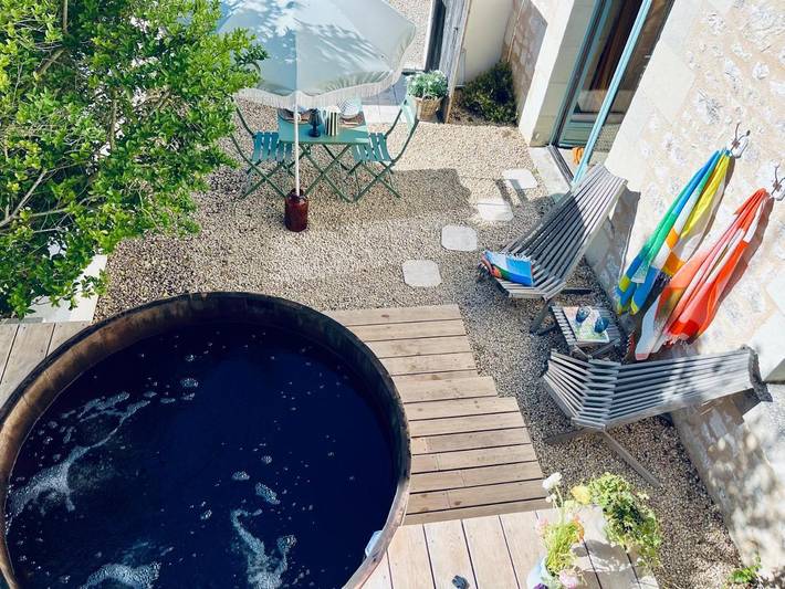 Location de vacances pour 2 personnes, avec terrasse et piscine ainsi que jardin et jacuzzi à Ligré - 2