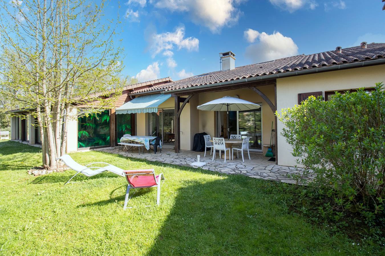Amplio alojamiento rural con piscina interior, jacuzzi y sauna en Cherveix-Cubas in Cherveix-Cubas, Périgord Vert