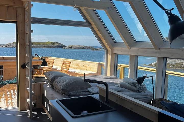 Unforgettable Floating Suite, located in the beautiful Kvenvær archipelago in Hitra