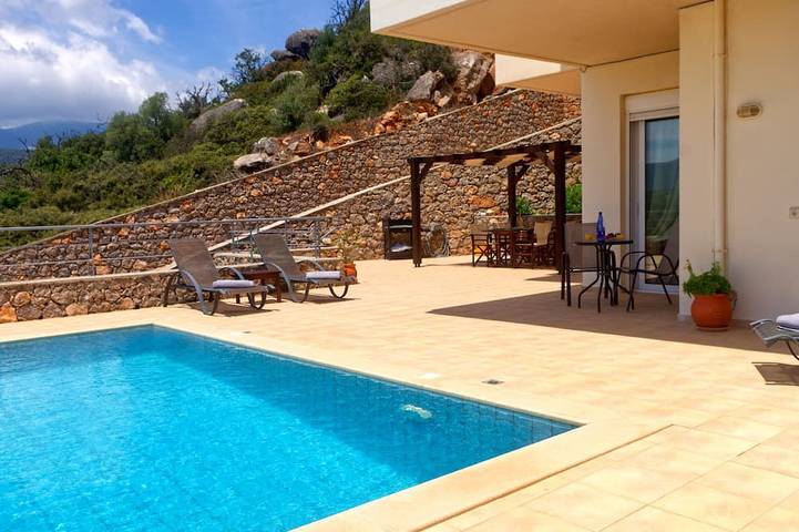 Villa for 4 people, with garden and balcony in Agios Nikolaos