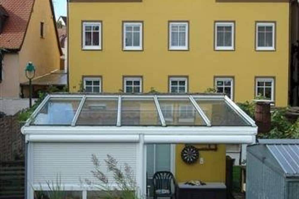 Geheel appartement, Um minuto a pé da zona pedonal, o quarto tem vista para o jardim in Nördlingen, Zwaben (Bayern)