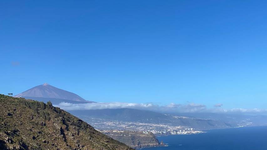 Estudio entero, 'The Blue Lighthouse': vista al mar, increíbles puestas de sol, piscina. in La Matanza de Acentejo, Tenerife Norte