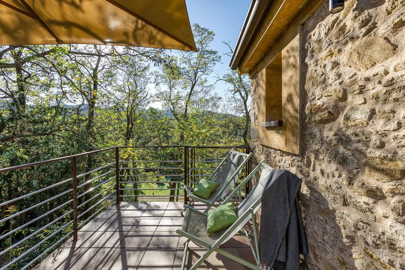 Apartamento entero, Apartamento 'Mas Tarres L'acacia Only Adults' con vistas a la montaña, Wi-Fi y aire acondicionado. in Madremaña, Gironés