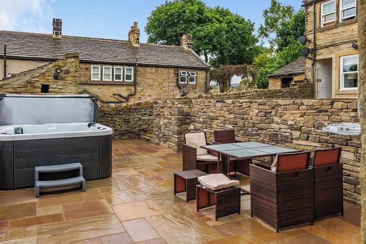 Cottage for 6 people, with pool and hot tub as well as garden in Holmfirth