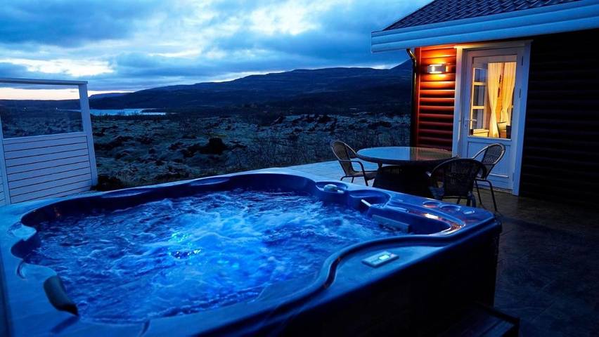 Vakantiehuis voor 6 personen, with uitzicht and tuin as well as uitzicht op het meer op IJsland