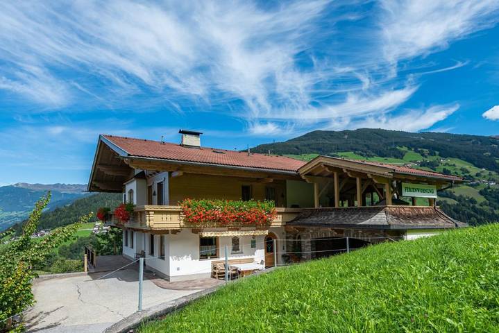 Ferienwohnung für 7 Personen, mit Balkon und Terrasse sowie Garten und Ausblick in Hainzenberg