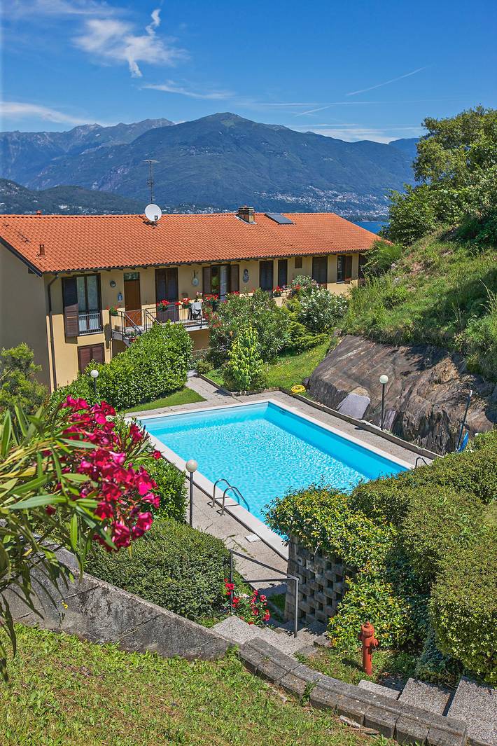 Ferienwohnung für 4 Personen, mit Terrasse und Garten sowie Pool und Seeblick in Maccagno con Pino e Veddasca