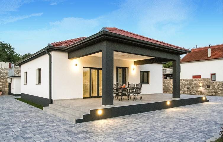 Geräumige 2-Zimmer-Wohnung mit Pool, WLAN und Terrasse in Skradin, Šibenik-Knin