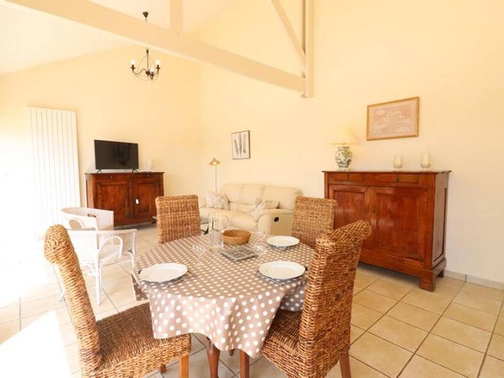 Location de vacances pour 3 personnes, avec Terrasse ainsi que Jardin et Piscine dans Le Rouget-Pers - 4