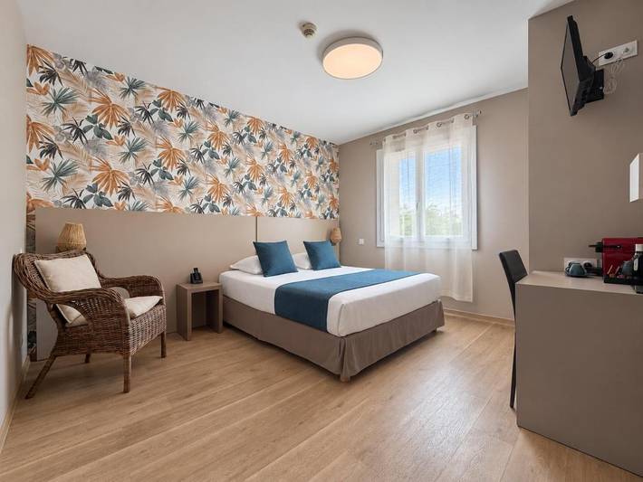 Hôtel pour 3 personnes, avec Terrasse ainsi que Jardin et Vue sur le lac à Gondrin