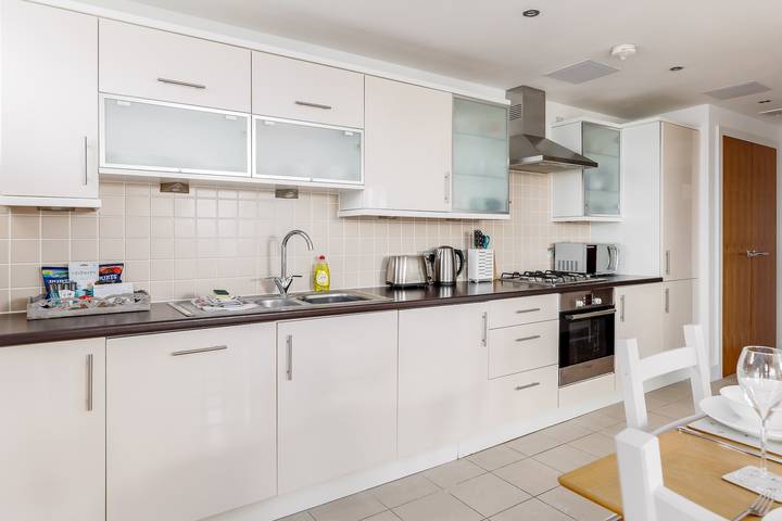 Entire apartment, A Wave From It All - Extensive Harbour Views in Poole, Poole Harbour