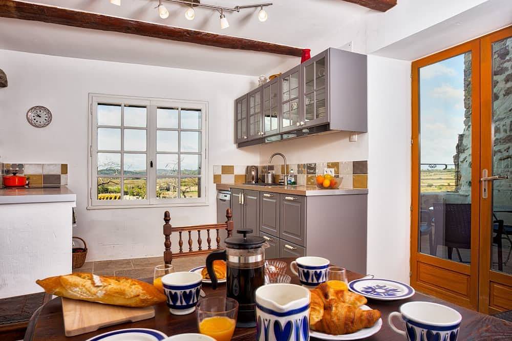 Wunderschön restauriertes Haus in mittelalterlicher Festung mit Terrasse und herrlichem Blick in Pouzols-Minervois, Mittelmeerküste (Frankreich)