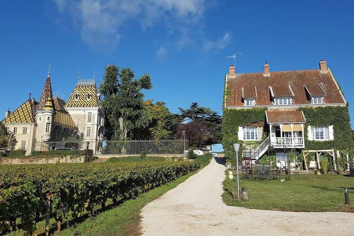 Location de vacances pour 14 personnes, avec Balcon et Terrasse ainsi que Jardin et Vue à Aloxe-Corton
