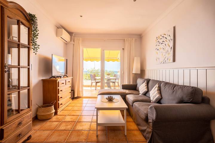 Ganze Wohnung, 'Sonnige Ferienwohnung Frontline Burriana' in Strandnähe mit Meerblick, Wlan, Klimaanlage und Balkon in Playa de Burriana, Nerja