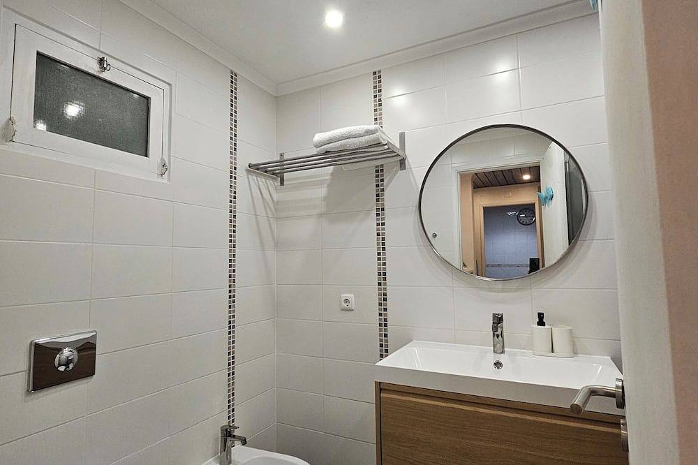 Ganze Wohnung, Apartment mit Terrasse mit Meerblick - 2 Minuten vom Strand entfernt in Praia da Califórnia, Sesimbra