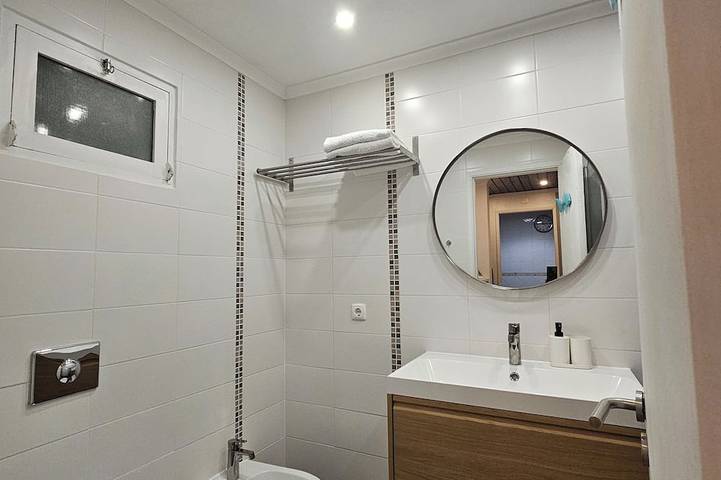 Appartement entier, Appartement avec terrasse vue sur la mer - 2 min de la plage in Praia da Califórnia, Sesimbra