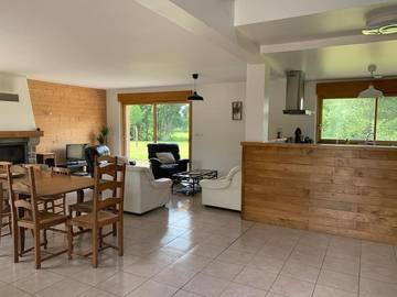 Gîte pour 8 personnes, avec vue ainsi que terrasse et jardin à Les Cresnays