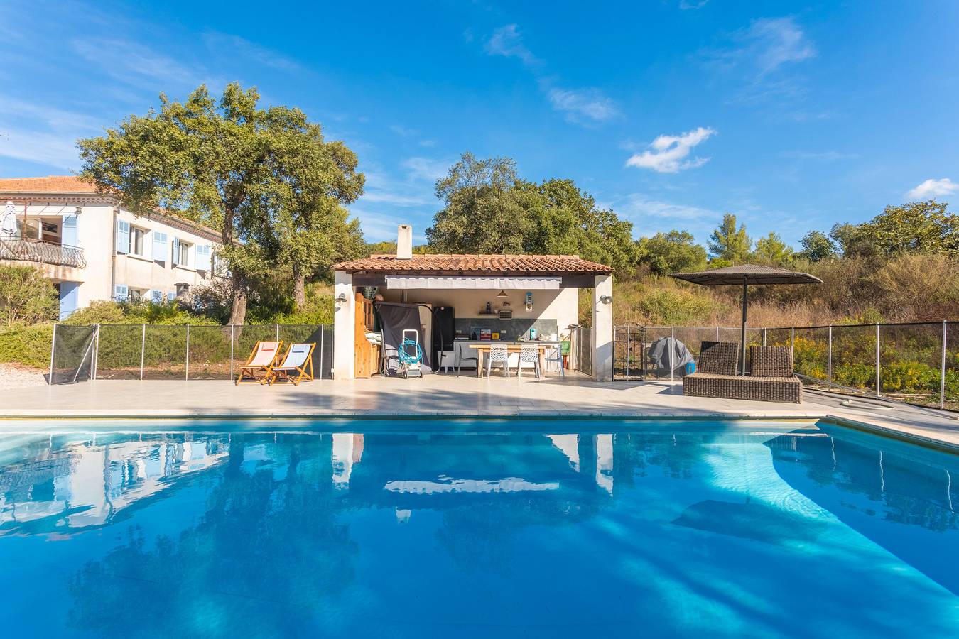 Maison de Vacances 'Gîtes Rdc Jardin Piscine Dans Mas' avec Piscine Partagée, Wi-Fi et Climatisation in Hyeres, Région de Toulon