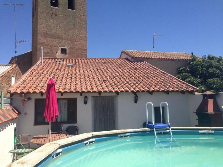 Casa rural para 12 personas, con vistas además de jardín y piscina, Se admiten mascotas en La Moraña