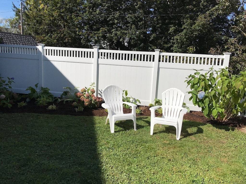 Beautiful York Beach home with relaxing porch for gatherings in York Beach, Cape Neddick