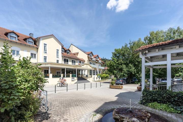 Hotel für 3 Personen, mit Balkon und Whirlpool sowie Terrasse und Garten in Titting