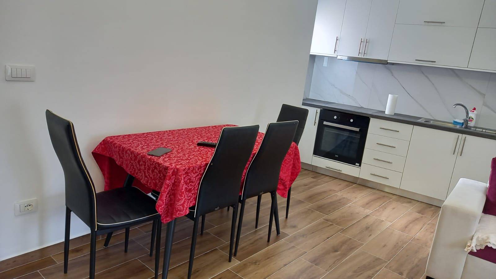 Ganze Wohnung, Luxuriöse Wohnung zur Miete mit Meerblick in Sarandë, Vlorë