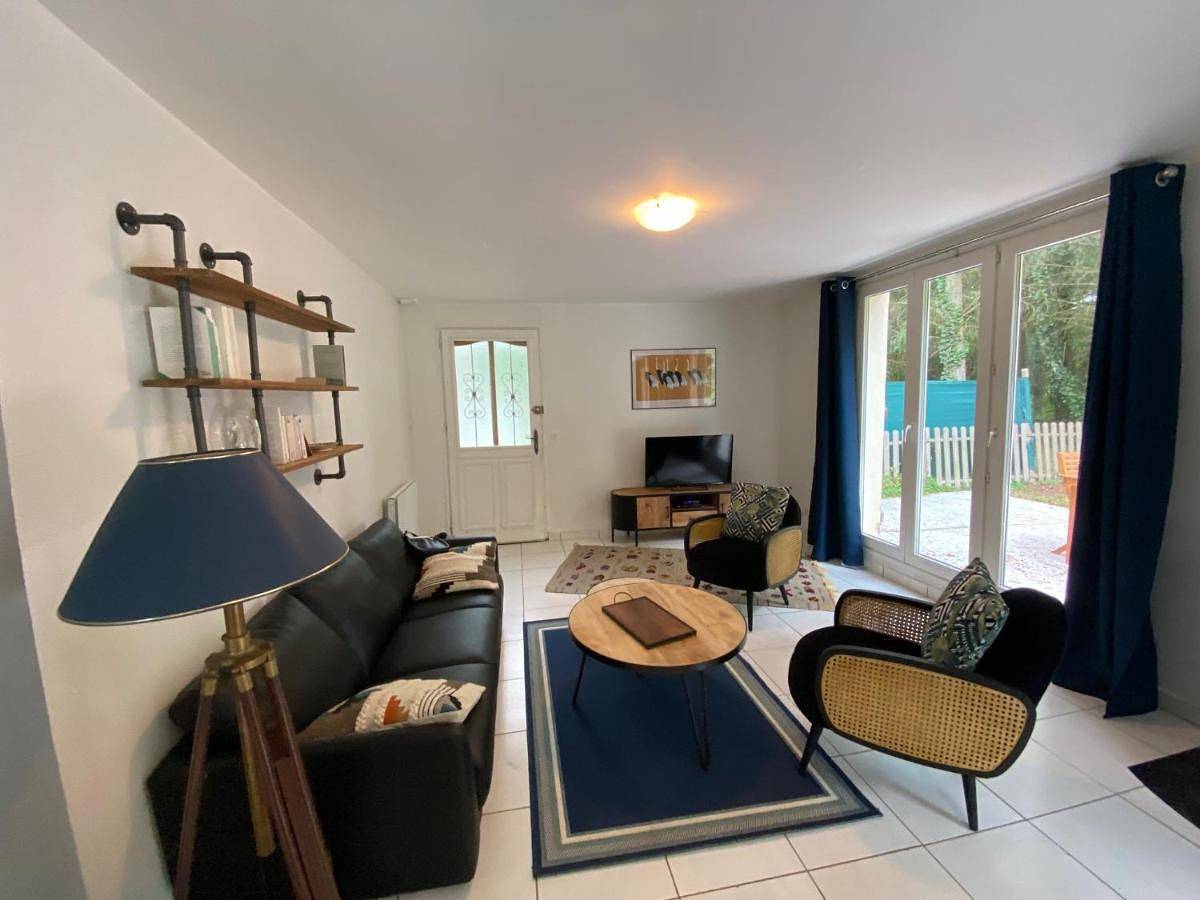Two-Bedroom House in Le Coudray-Montceaux, Essonne
