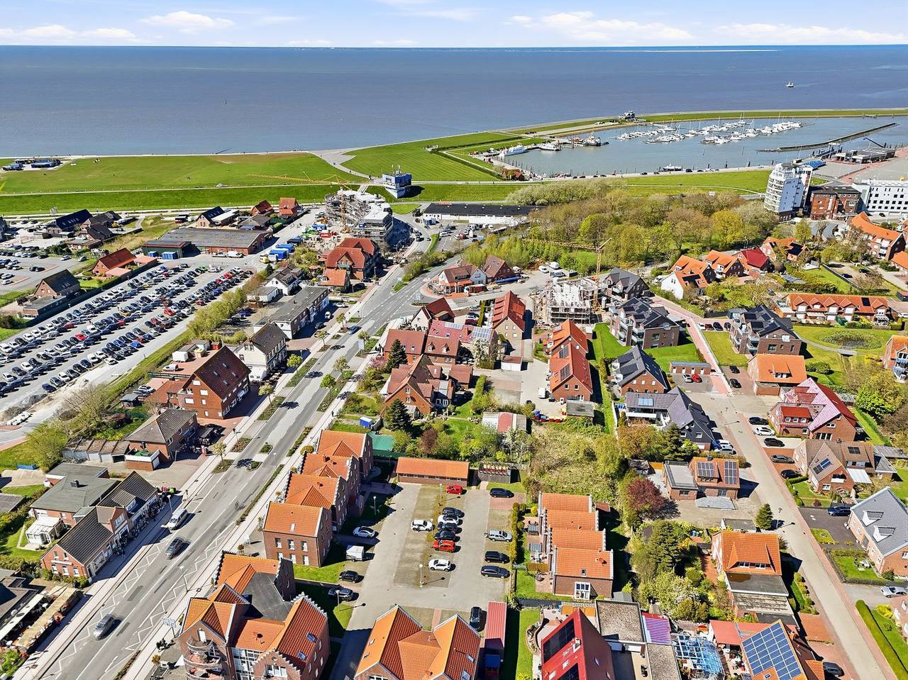 Ganze Wohnung, Schöne Ferienwohnung (60qm) für 4 Personen und Hund mit Balkon in Deichnähe in Strand Norddeich, Norddeich