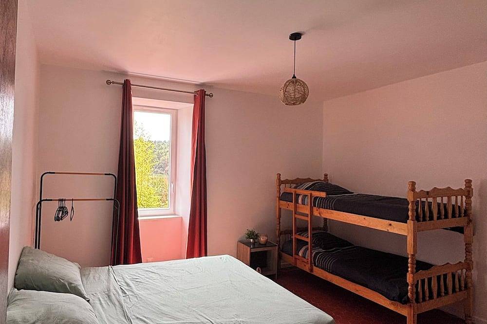 5-Bedroom Country House with Pool, Mirabeau in Luberon in Mirabeau, Parc naturel régional du Luberon