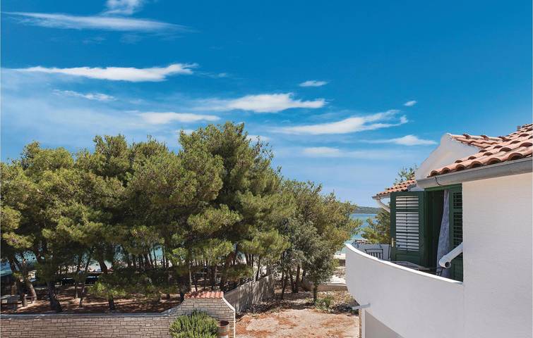 Ganze Ferienwohnung, Apartment mit Meerblick, Terrasse, Küche und WLAN – 1 km zum Strand in Tisno, Murter