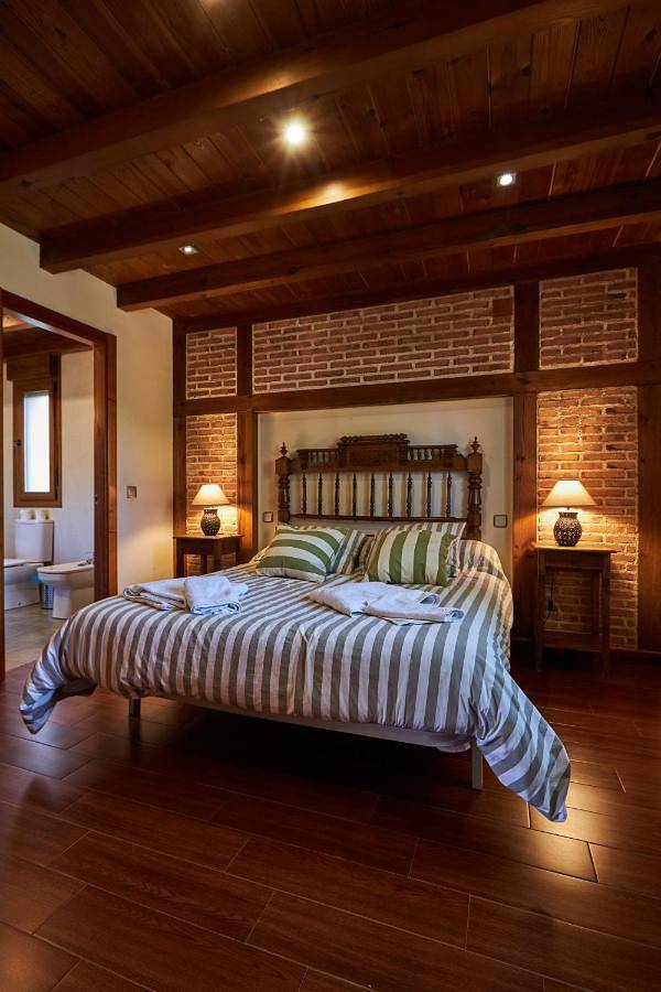 Casa rural para 16 personas, con Jacuzzi y Terraza además de Jardín y Piscina en Narrillos de San Leonardo - 3