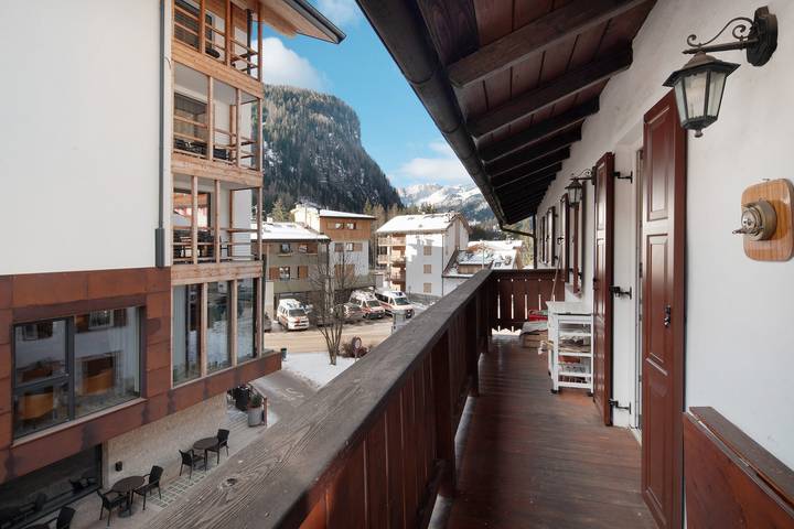 Apartamento entero, Apartamento 'Giulia' con vistas a la montaña, jardín compartido y balcón in Canazei, Dolomiti Superski