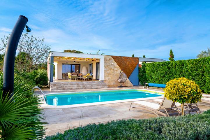 Villa pour 6 personnes, avec Jardin et Piscine à Nin