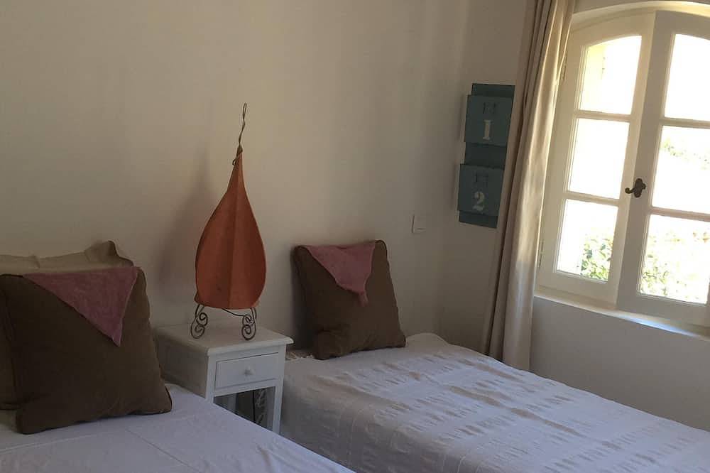 Bandol limit, 10 pers, air-conditioned bedrooms, swimming pool 11x5m, 230m2, 10min beach in La Cadière-d'Azur, Toulon region