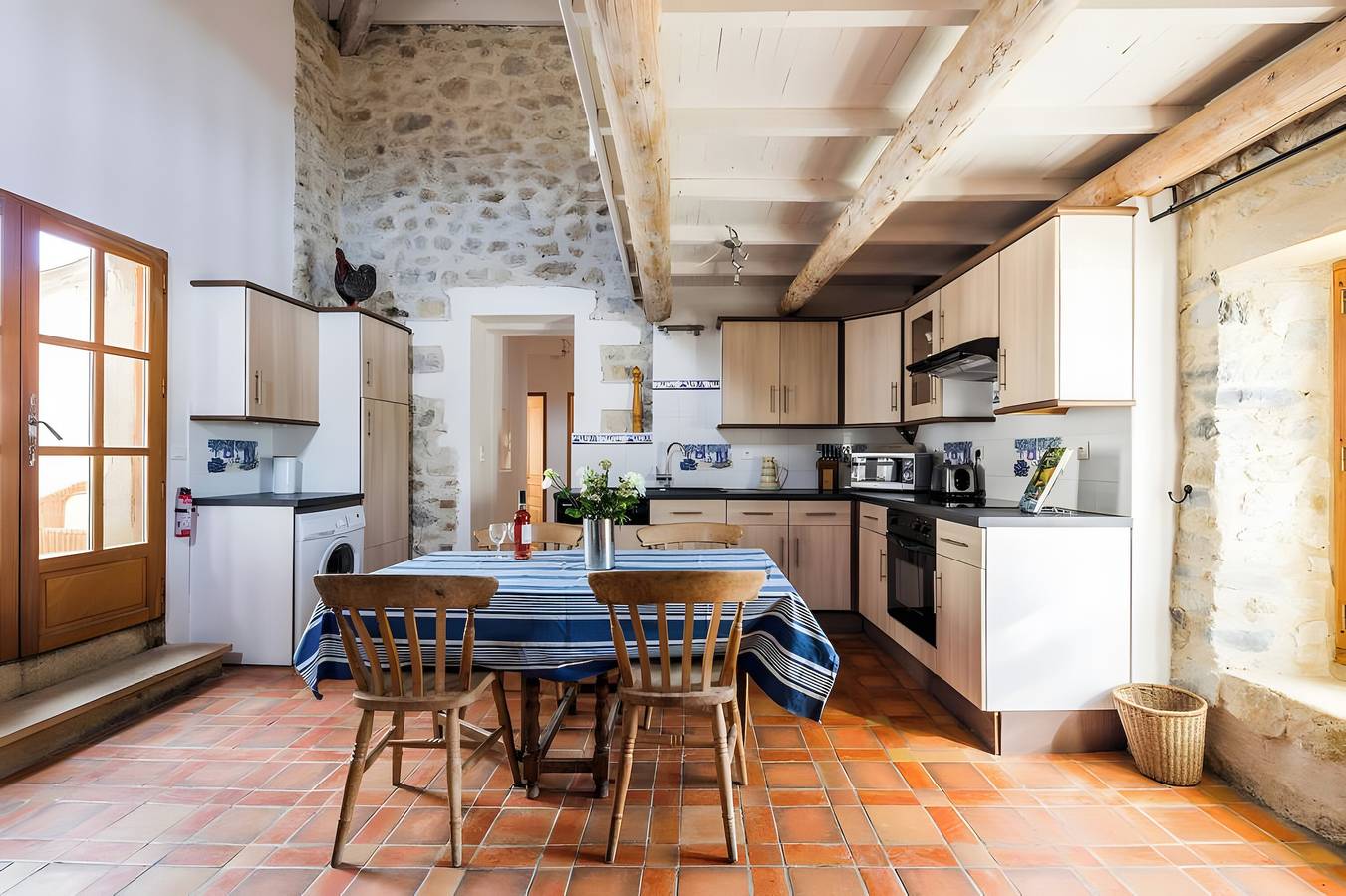 Gîte pour 4 à 6 personnes avec piscine partagée, terrasse et Wi-Fi à Lussan in Lussan, Région de Nîmes